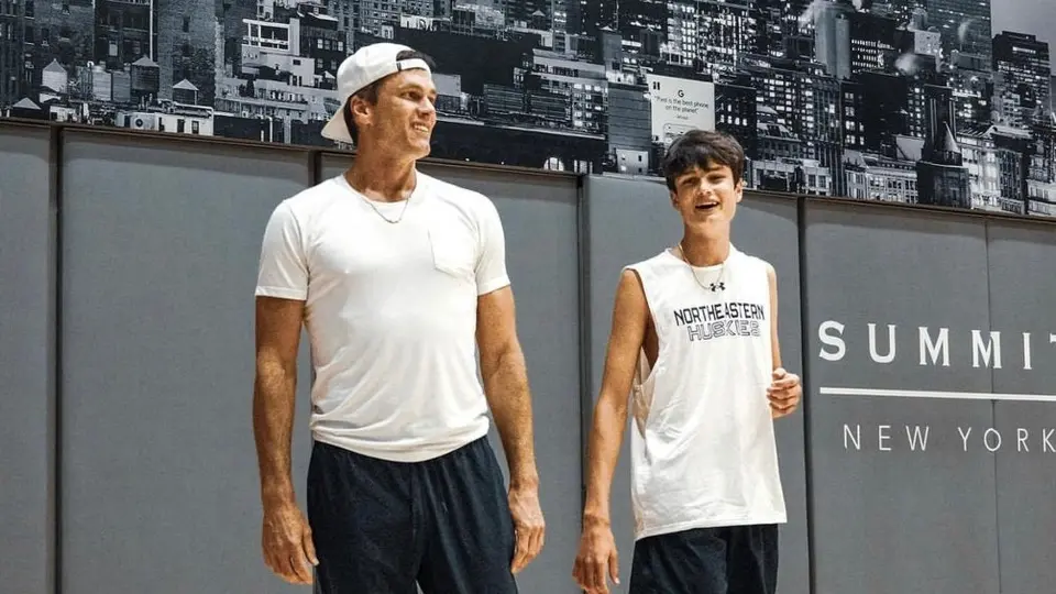 Tom Brady juega basquetbol contra su hijo de y demuestra habilidades