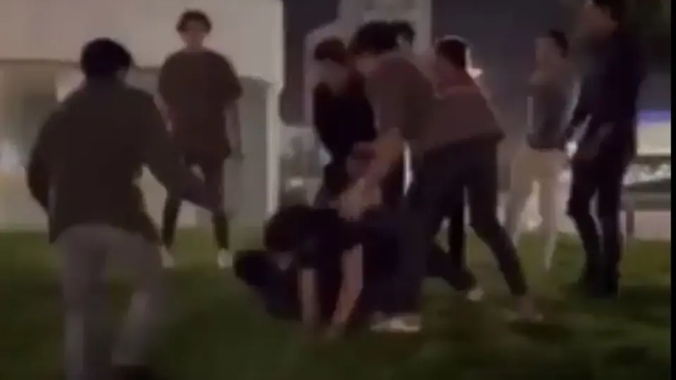 Golpiza a joven en Puebla, en la zona de antros de Angelópolis indigna a la sociedad