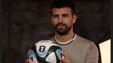 Américas Kings League: Piqué sufre caída al querer firmar unos objetos