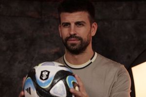 Américas Kings League: Piqué sufre caída al querer firmar unos objetos