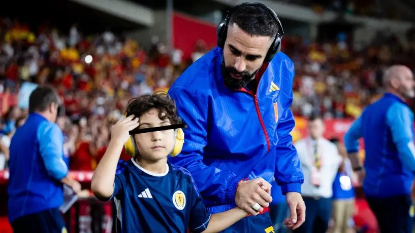 ¡Emotivo gesto! Morata y Carvajal utilizan audífonos de cancelación de ruido en apoyo al autismo