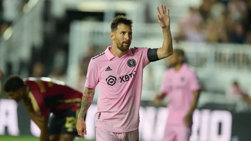¡Una locura! Lionel Messi le da un beso a un fanático que se lo pidió