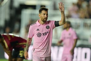 ¡Una locura! Lionel Messi le da un beso a un fanático que se lo pidió