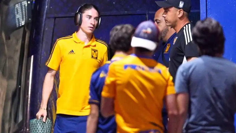 Jugadores de Tigres exhibieron a Marcelo Flores, que intentó cantar 'Ella baila sola'
