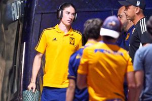Jugadores de Tigres exhibieron a Marcelo Flores, que intentó cantar 'Ella baila sola'