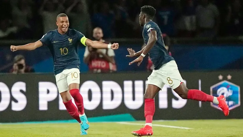 Niño llora al abrazar a su ídolo Kylian Mbappé con Francia