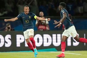 Niño llora al abrazar a su ídolo Kylian Mbappé con Francia