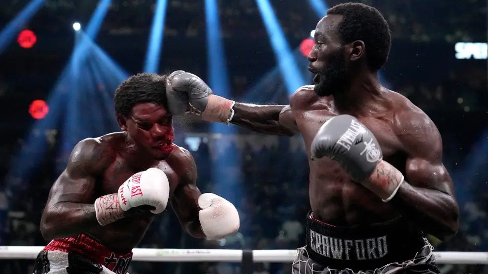 Terence Crawford unifica división de peso welter tras KO técnico sobre Errol Spence