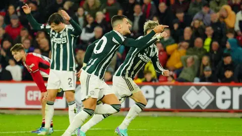 Manchester United rescató victoria contra Sheffield, pero sigue fuera de puestos europeos