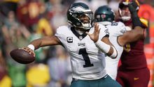 Filadelfia sufre pero vence a Washington con 4 pases de anotación de Jalen Hurts