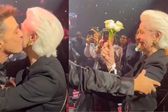 Luis Miguel da beso y flores a Carolina Herrera durante concierto en Nueva York