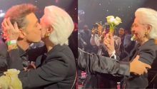 Luis Miguel da beso y flores a Carolina Herrera durante concierto en Nueva York