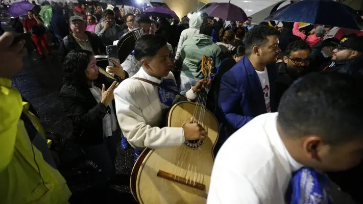 Con mariachi y sin importar la lluvia, simpatizantes de Claudia Sheinbaum celebran su victoria