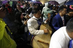 Con mariachi y sin importar la lluvia, simpatizantes de Claudia Sheinbaum celebran su victoria