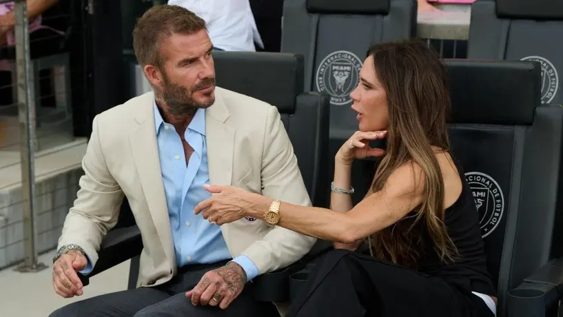 David Beckham celebra eufóricamente un gol de Messi y su esposa Victoria lo regaña