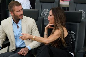 David Beckham celebra eufóricamente un gol de Messi y su esposa Victoria lo regaña