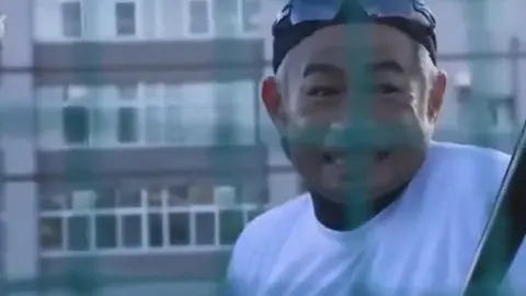 Ichiro Suzuki conecta jonrón, y rompe una ventana a sus 50 años de edad