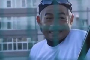 Ichiro Suzuki conecta jonrón, y rompe una ventana a sus 50 años de edad