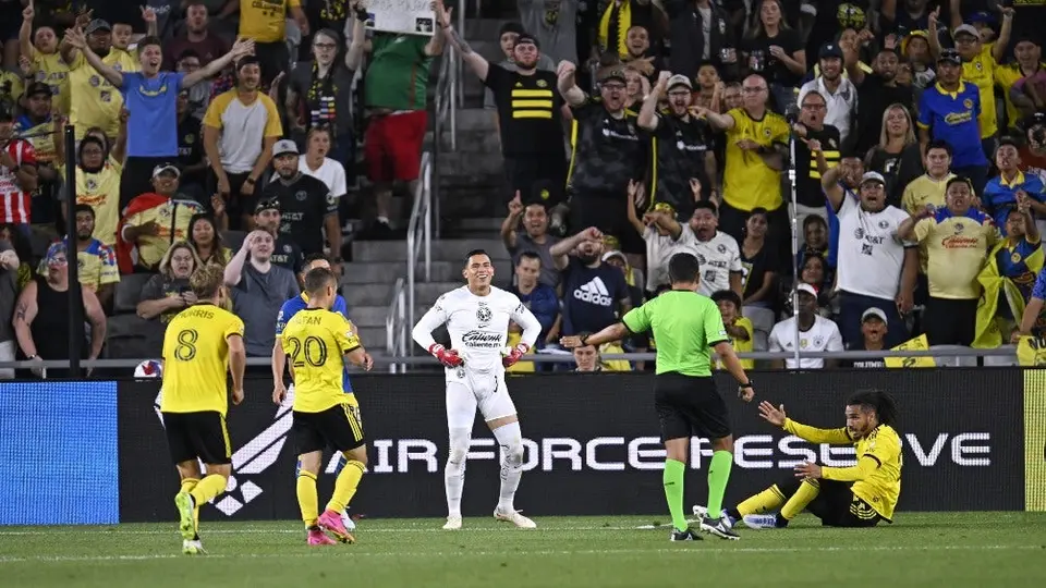 ¡Polémica arbitral! Marcan penalti inexistente en contra de América en juego vs Columbus Crew