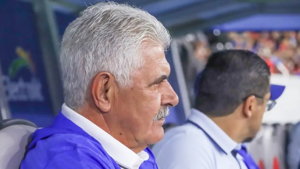 'Tuca' Ferretti explota y se va sin contestar preguntas tras derrota de Cruz Azul ante Atlas