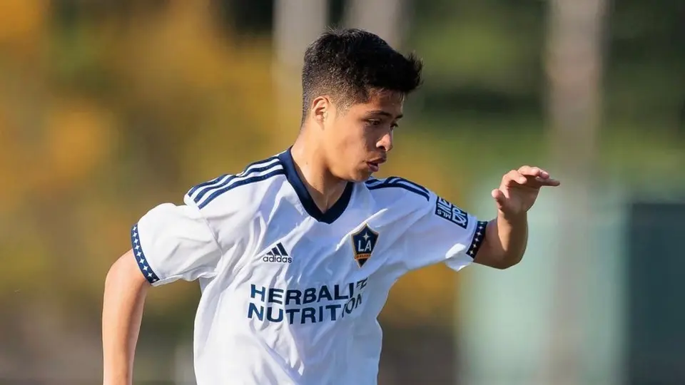 Álex Alcalá futbolista mexicano, reportará con el Manchester City