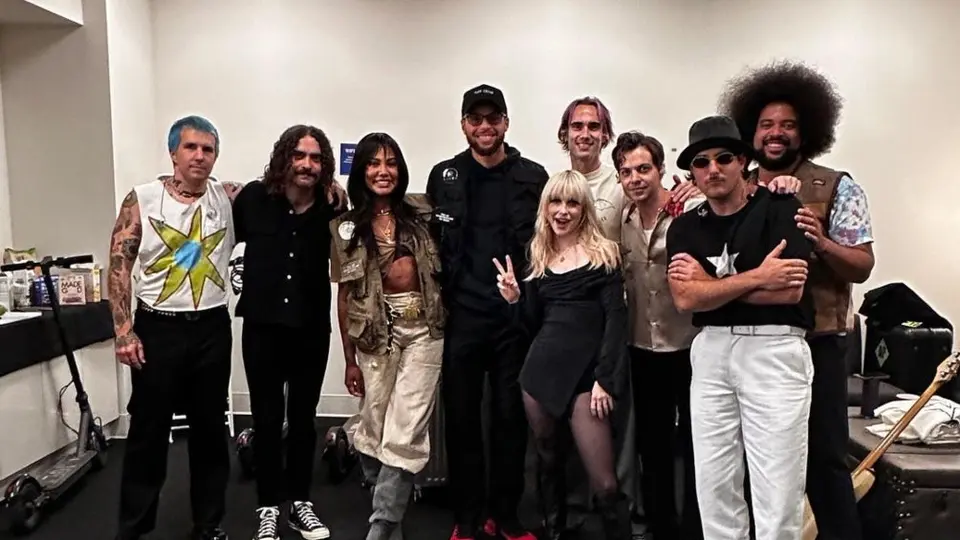Steph Curry sube al escenario para cantar en el concierto de Paramore