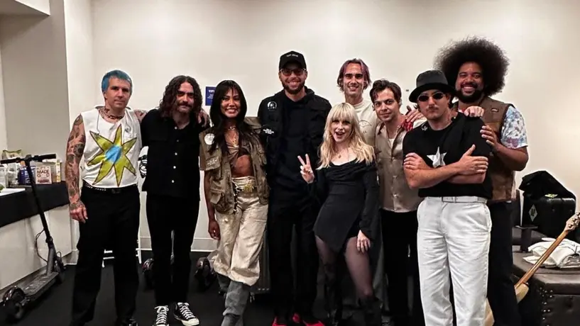 Steph Curry sube al escenario para cantar en el concierto de Paramore