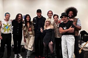 Steph Curry sube al escenario para cantar en el concierto de Paramore