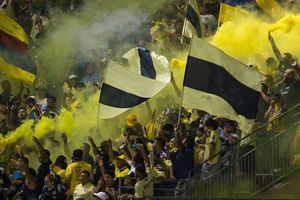 Afición del América arrojó vasos con líquidos a jugadores del Chicago Fire