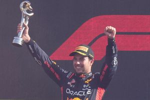 Checo Pérez tras los combates que tuvo con Leclerc y Sainz: 'Fue una gran batalla'