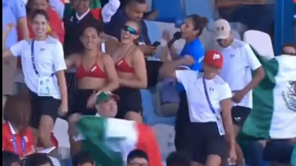 Nadadoras mexicanas 'sacan los prohibidos' y bailan payaso de rodeo en San Salvador