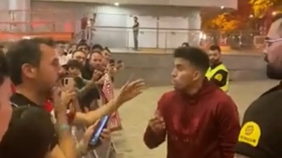 'Huevo' Acuña protagoniza discusión con aficionado del Sevilla: '¿Por qué me insultas?'