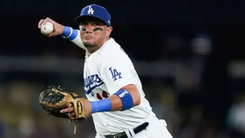 Miguel Rojas, de los Dodgers, interrumpe entrevista en pleno juego ¡para hacer un fildeo!