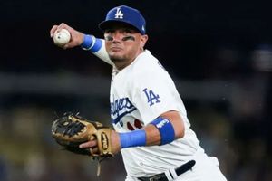 Miguel Rojas, de los Dodgers, interrumpe entrevista en pleno juego ¡para hacer un fildeo!