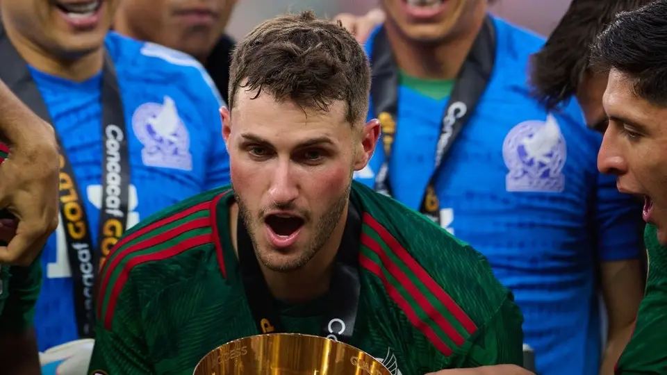 ¿Hay algo que no haga bien? Santiago Giménez se hace viral tras video en TikTok