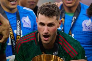 ¿Hay algo que no haga bien? Santiago Giménez se hace viral tras video en TikTok