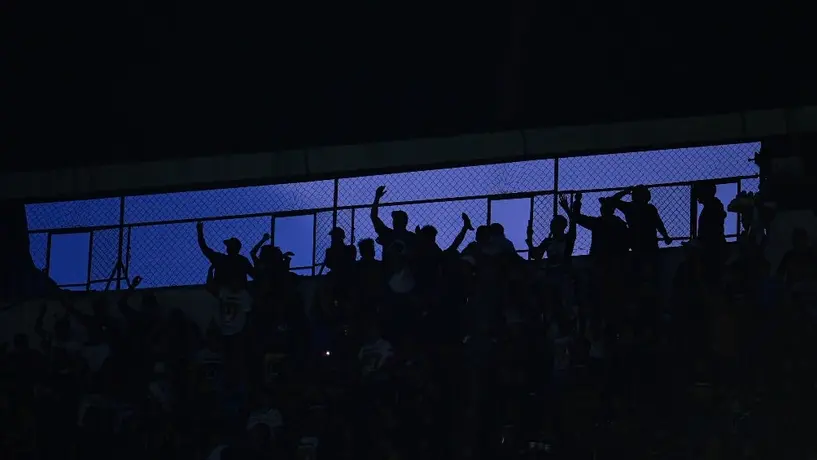 Clásico Capitalino: Aficionados de Pumas son desalojados del Estadio Azteca por 'malacopas'
