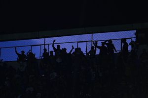 Clásico Capitalino: Aficionados de Pumas son desalojados del Estadio Azteca por 'malacopas'