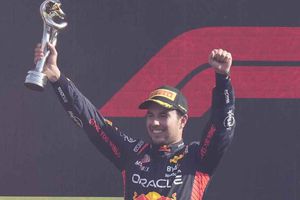 Checo Pérez fue defendido por Martin Brundle, expiloto de F1: 'Es un piloto de primera clase'