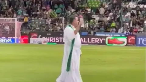 ¿Empate con ayuda divina? Sacerdote regó el césped con agua bendita previo al León-Pumas