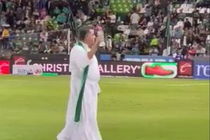 ¿Empate con ayuda divina? Sacerdote regó el césped con agua bendita previo al León-Pumas