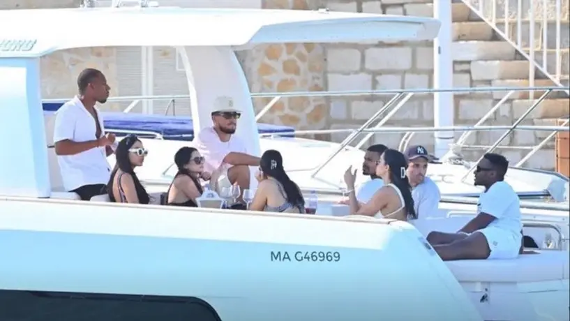 Devin Booker disfruta de una fiesta en un yate