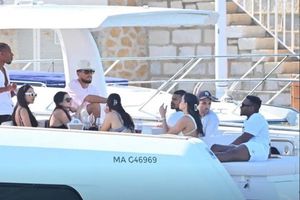 Devin Booker disfruta de una fiesta en un yate