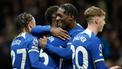 Chelsea le quita el invicto a Tottenham en un caótico Derbi de Londres