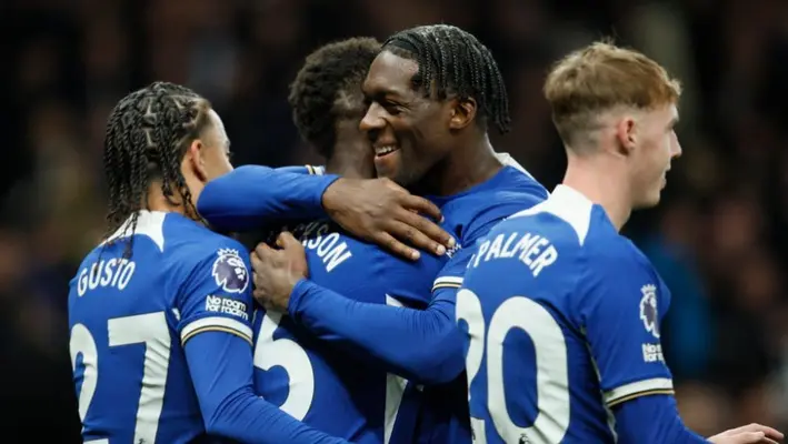 Chelsea le quita el invicto a Tottenham en un caótico Derbi de Londres