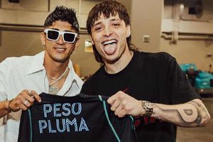 Alan Pulido se unió a la fanaticada de Peso Pluma y asistió al concierto del cantante