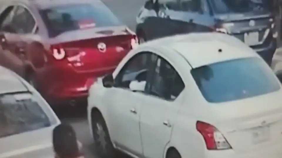 ¡Rateros! Captan a montachoques asaltando con violencia a un conductor