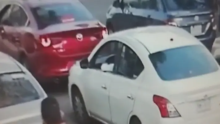 ¡Rateros! Captan a montachoques asaltando con violencia a un conductor