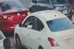 ¡Rateros! Captan a montachoques asaltando con violencia a un conductor