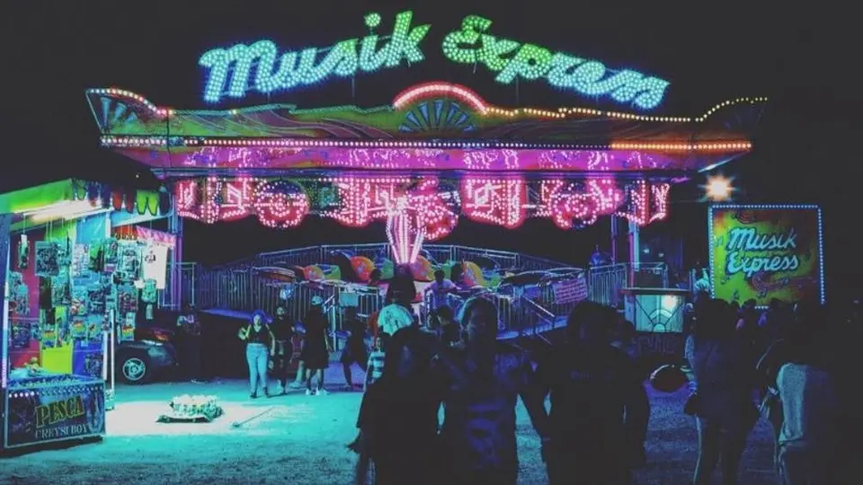 ¡Sin pudor! Pareja es sorprendida teniendo intimidad en plena Feria de Tijuana